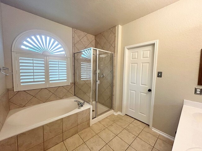 Building Photo - 4 Bedroom / 3.5 Bathroom beautiful house f...