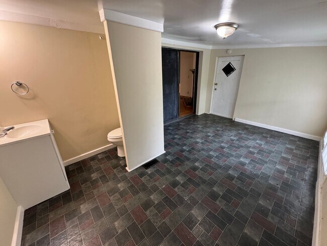 Building Photo - Private 3/2.5 Home with bonus room- $1,595