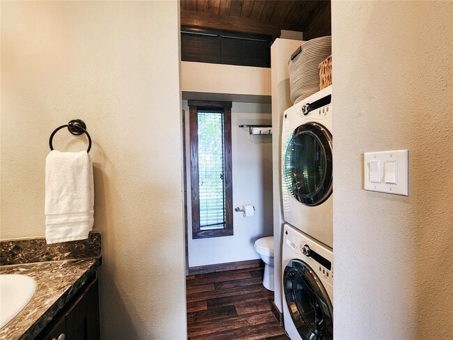 Building Photo - 300 Park Ave