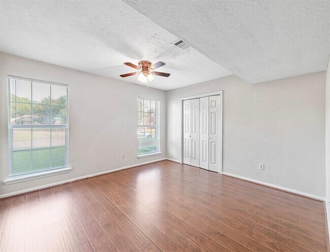 Building Photo - 817 Willow Creek Dr