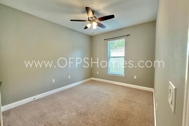 Building Photo - 216 Green Dr