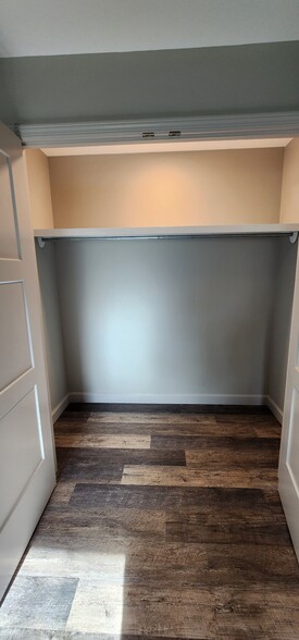 Ensuite Closet - 420 Hill Ave