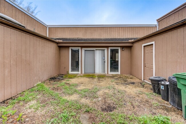 Building Photo - 12327 Fairmeadow Dr