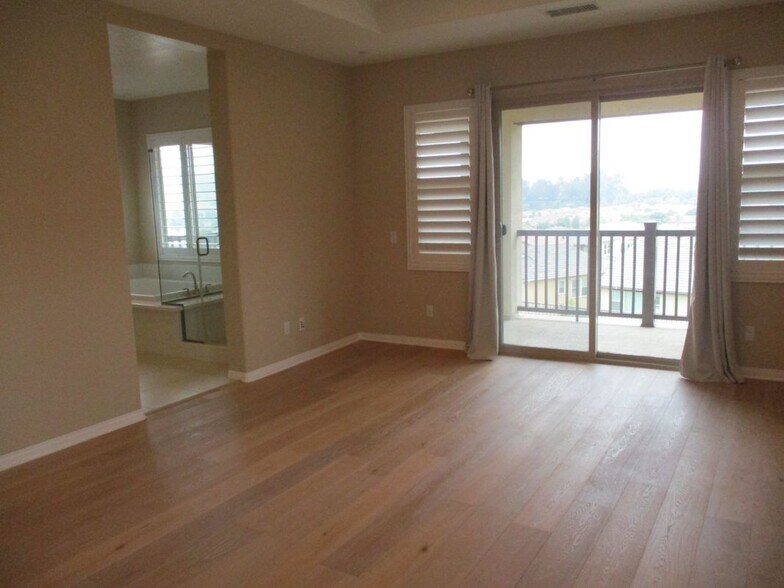 Building Photo - 12 Farra