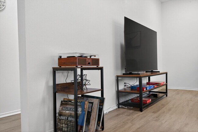 Building Photo - 1545 Reale Ave