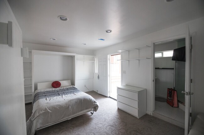 Building Photo - 920 N Beverly Glen Blvd