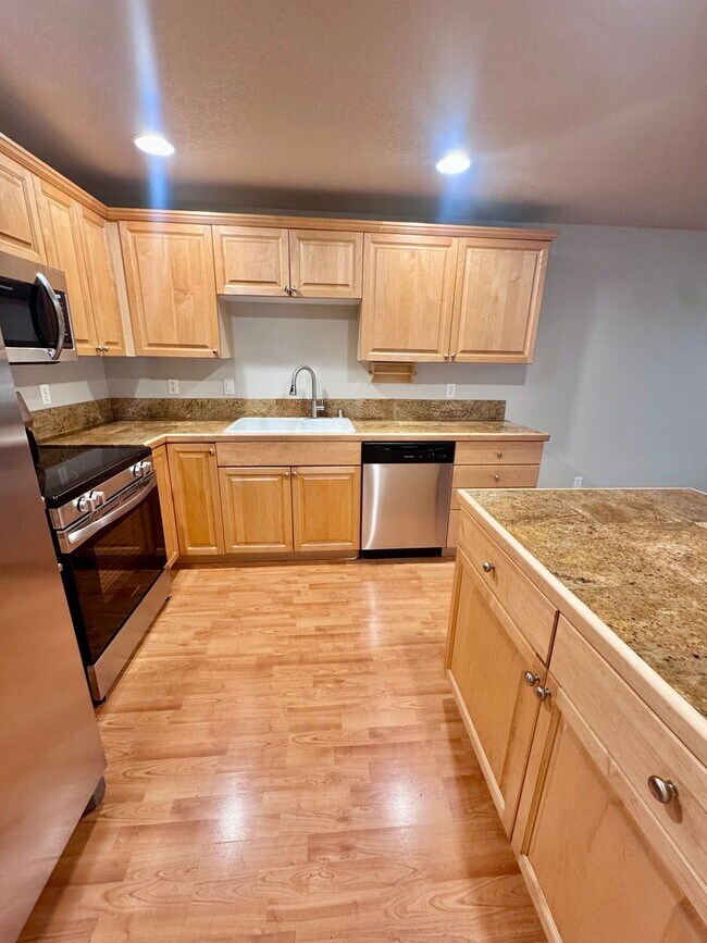 Building Photo - EZ living, Private Townhome setting Central Vancouver