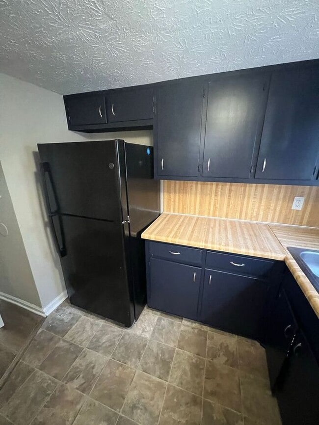 Building Photo - Ready to view now finally a 2 bedroom 1.5 ...