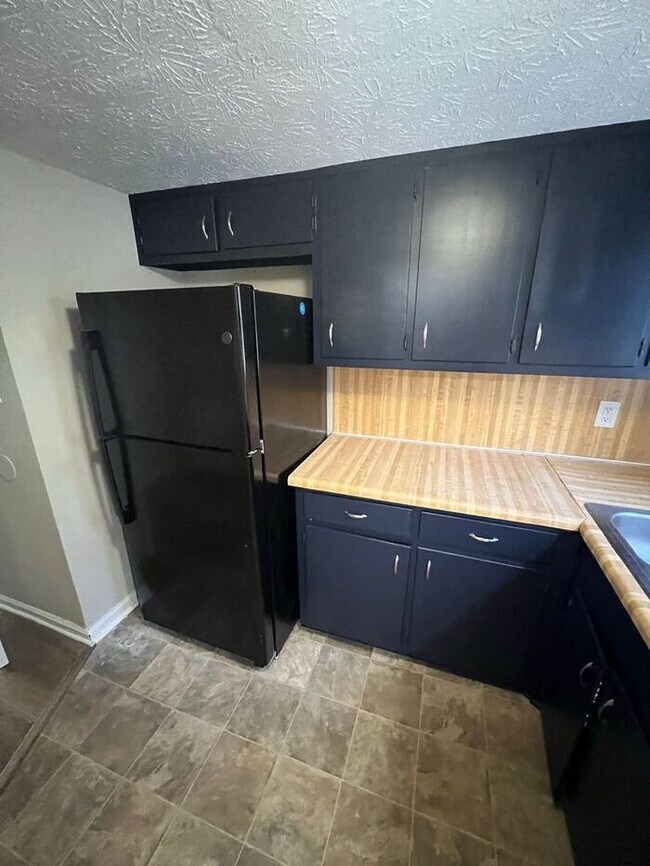 Building Photo - Ready to view now finally a 2 bedroom 2.5 ...
