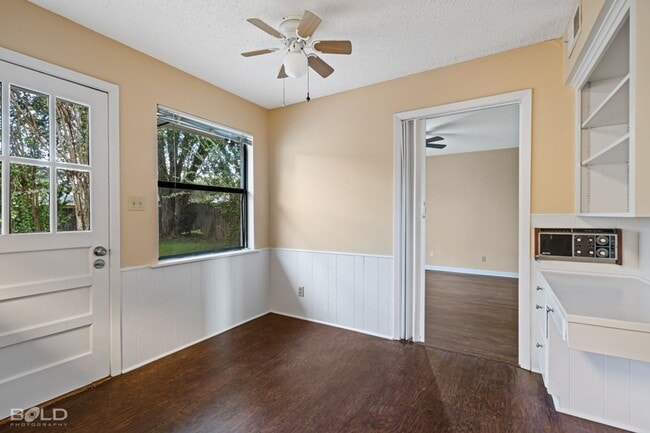 Building Photo - 1502 Suburbia Dr