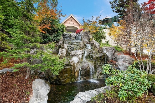 Building Photo - Renton/Talbot area Townhome in gated community!  3 bedroom 3.5 bathroom. Available NOW!!