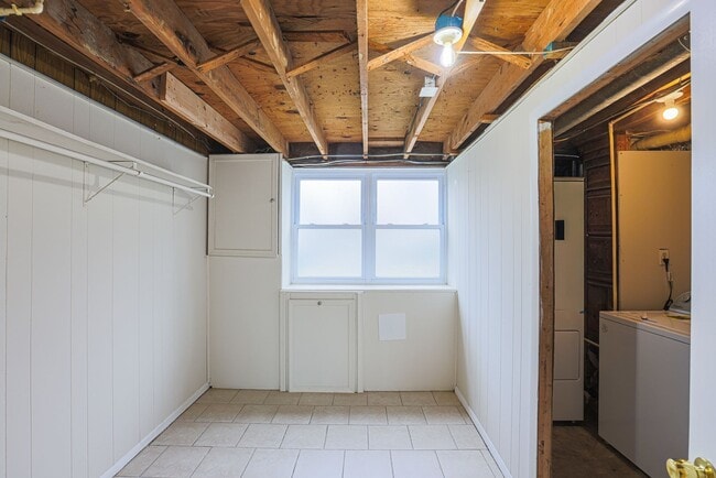 Building Photo - Spacious 3bdrm 1bath Home in Quiet Community