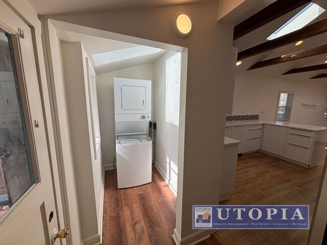 Building Photo - Charming, Sun-Filled 2BD/1BA Home on Quiet...