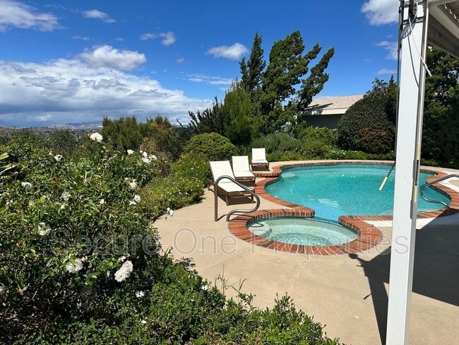 Building Photo - 637 Lynwood St