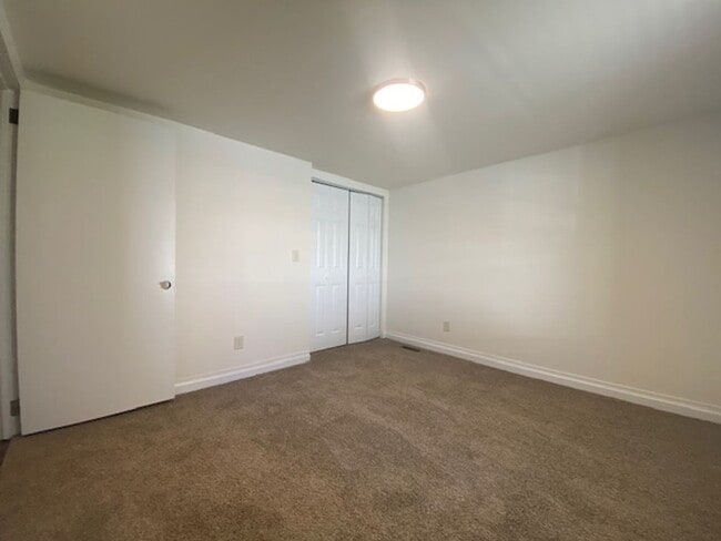 Building Photo - 1/2 MO/OFF SPECIAL - 3 bed/2 bath with yard work included