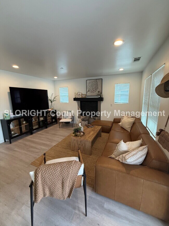 Building Photo - AVAILABLE SEPTEMBER- Walking Distance From The Beach - 3 Bed / 2 Bath