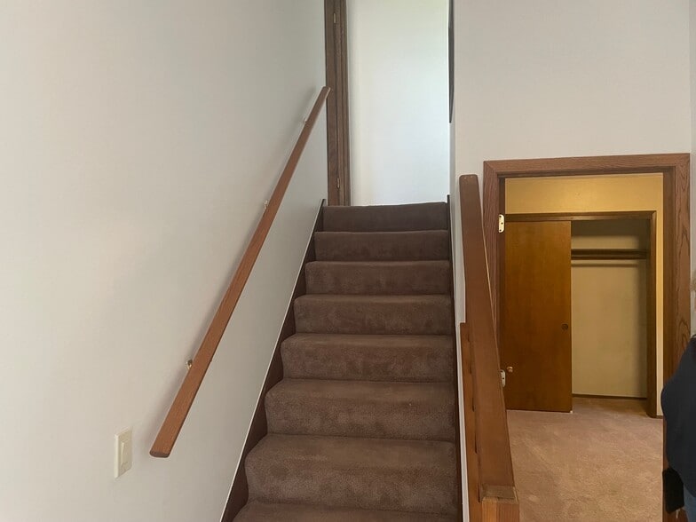 Stairs to Upstairs Master Bed/Bath - 17135 SE Royer Rd