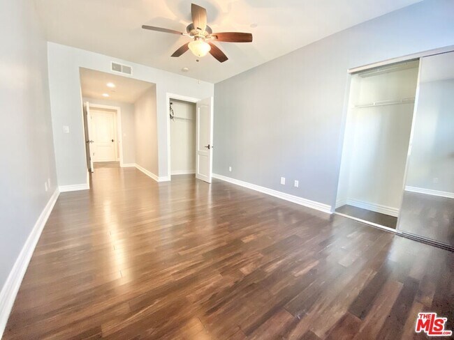 Building Photo - 1135 Rexford Dr
