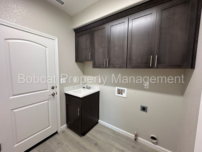 Building Photo - 860 Furlong Dr