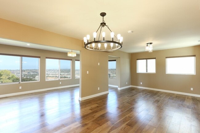 Building Photo - 4960 Vista Pl