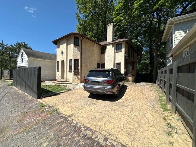 Building Photo - 2076 Iuka Ave