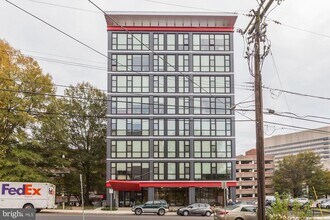 Building Photo - 1320 Fenwick Ln