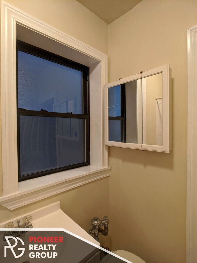 Building Photo - 1354 N Dearborn St