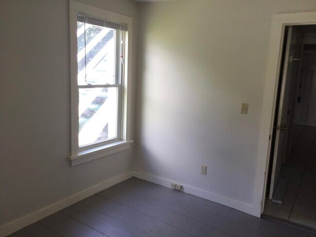 Building Photo - 1711 W Woodstock Rd
