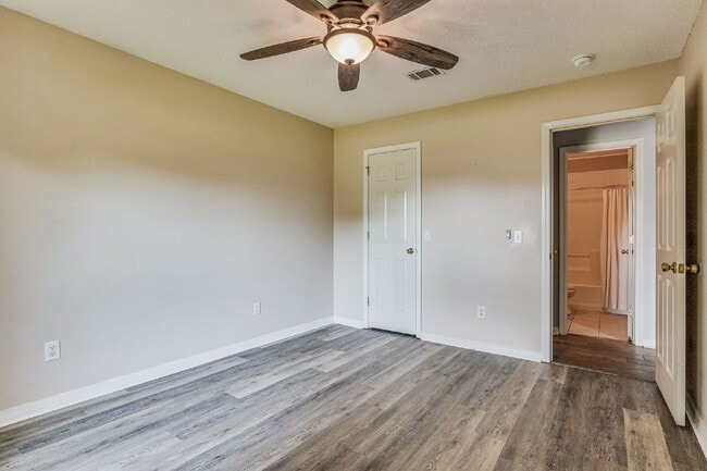 Building Photo - Welcome to your dream home! This stunning 4-bedroom, 3-bathroom residence is perfectly situated n...