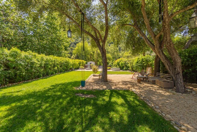 Building Photo - Private Creek Rd Paradise