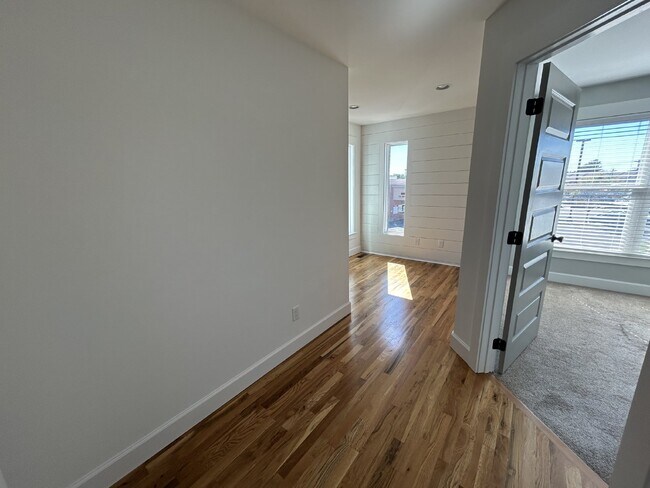 Building Photo - 2BD 2BA 3 STORY TOWNHOME FOR RENT