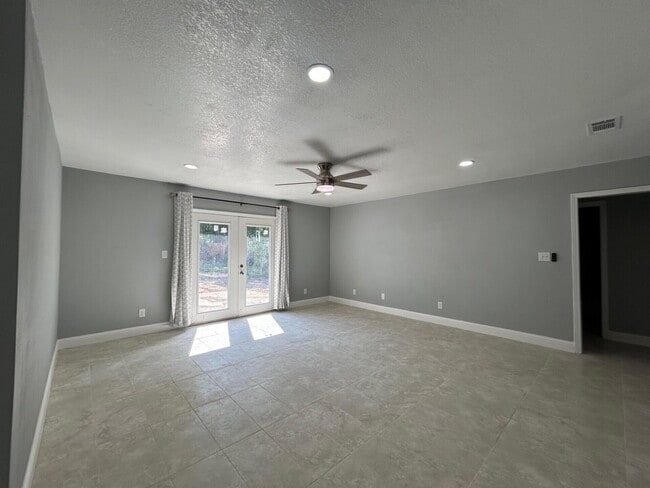 Building Photo - 7923 Oak Forest Dr