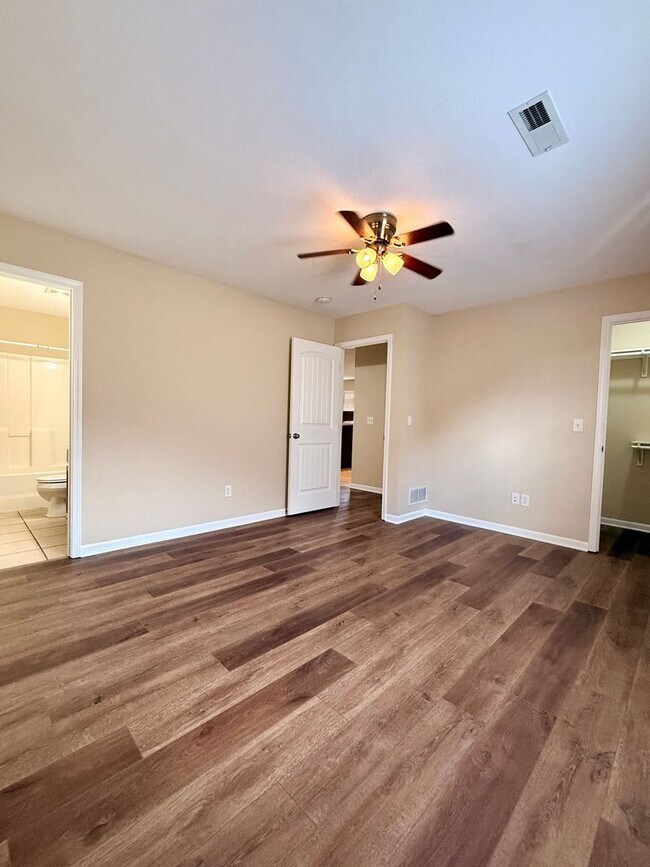 Building Photo - 1572-MF2-E4