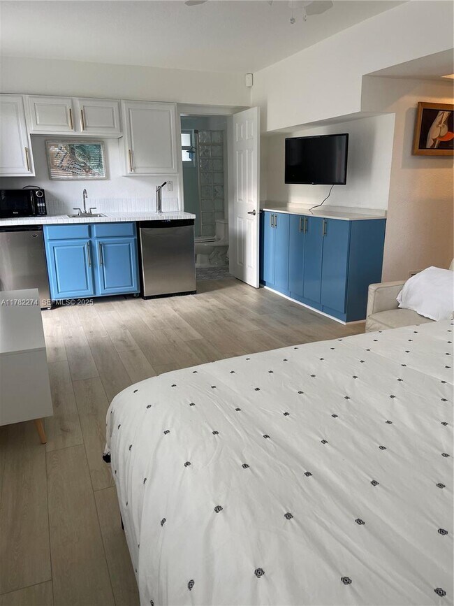 Building Photo - 1560 NE 145th St