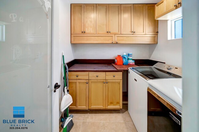 Building Photo - 5839 Vanalden Ave