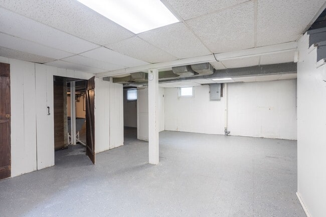 Building Photo - Charming 3 Bedroom 2 Bathroom Home