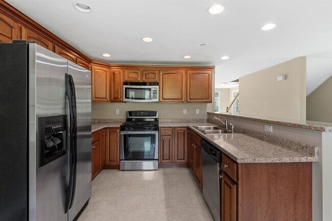 Building Photo - 41 Village Dr