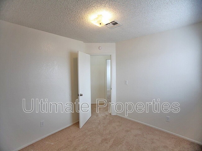 Building Photo - 448 E Topeka Dr