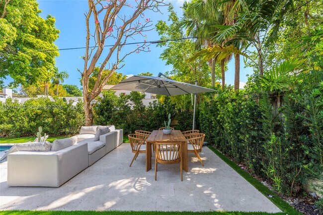 Building Photo - 6145 La Gorce Dr