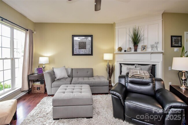 Building Photo - 2121 Kaybird Ln