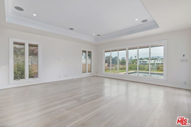 Building Photo - 401 Alma Real Dr