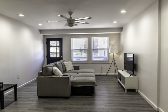 Building Photo - 916 Highview St