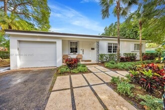 Building Photo - 5827 SW 69th Ct