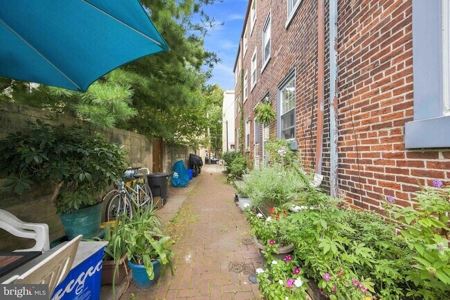Building Photo - 725 Pemberton Street Unit 10