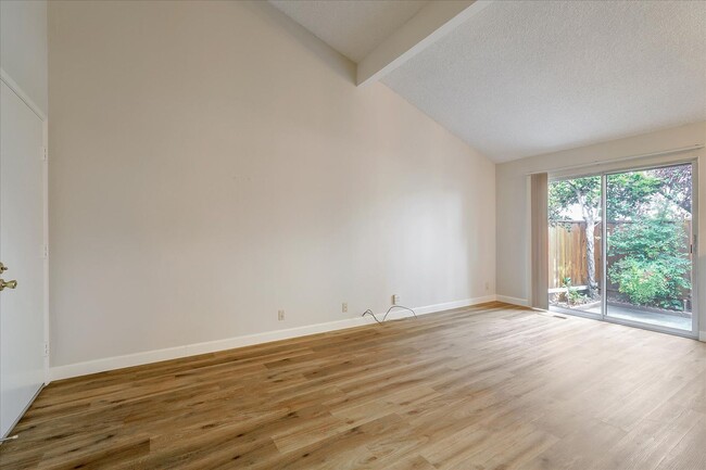 Building Photo - Cupertino 2 Bed, 2 Bath Townhouse with Att...