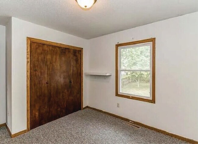Building Photo - Spacious 3-Bed, 2-Bath Duplex with Fenced ...