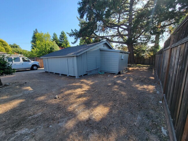 Building Photo - 158 Hall Ln