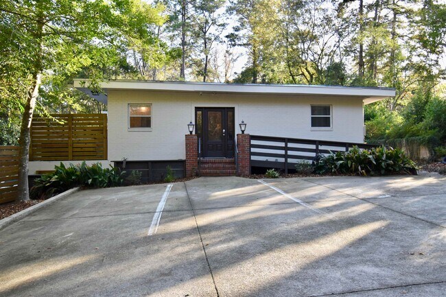 Building Photo - 2002 Greenwood Dr