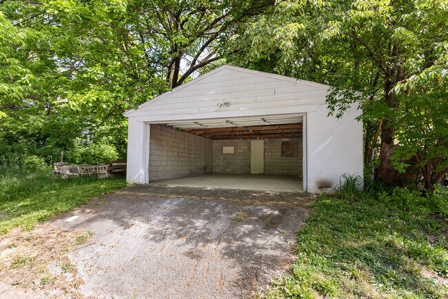 Has electric door opener - 1287 Mooberry St