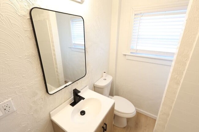 Building Photo - 686 East Ave